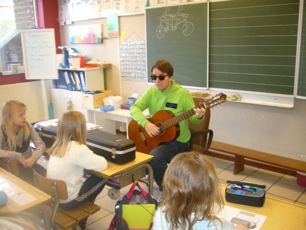 Monsieur André joue très bien de la guitare. Il a appris seul